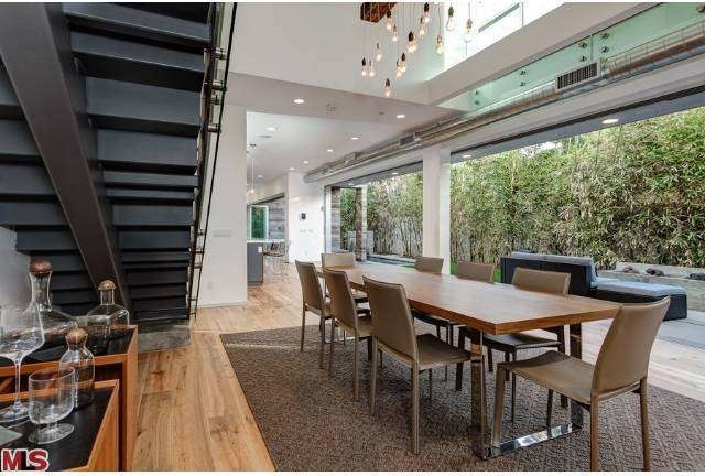 Esempio di una sala da pranzo aperta verso il soggiorno contemporanea di medie dimensioni con pareti bianche e parquet chiaro