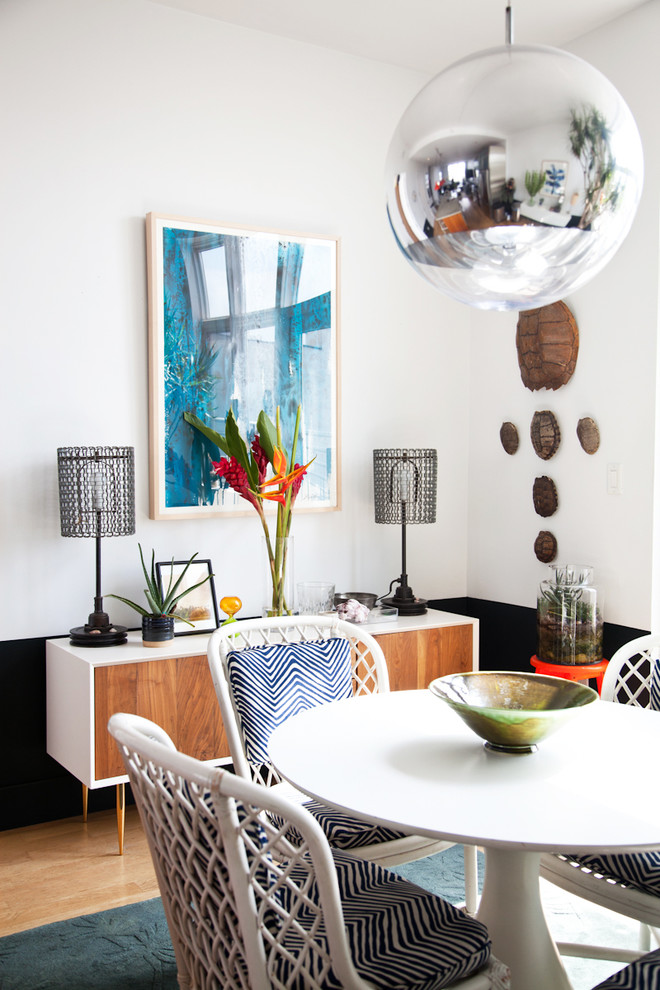 Foto di una sala da pranzo aperta verso la cucina moderna di medie dimensioni con parquet chiaro e pareti multicolore