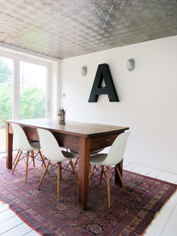 Пример оригинального дизайна: столовая в стиле фьюжн с белыми стенами и деревянным полом