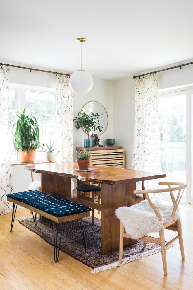 Idee per una sala da pranzo eclettica con pareti bianche, pavimento in legno massello medio e pavimento marrone