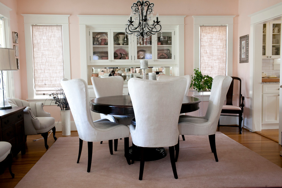 Inspiration pour une salle à manger traditionnelle de taille moyenne avec un mur rose.