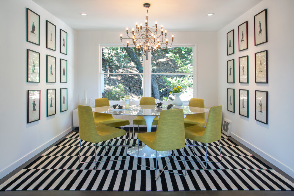 Cette image montre une salle à manger ouverte sur le salon design avec un mur blanc, parquet foncé et un sol marron.