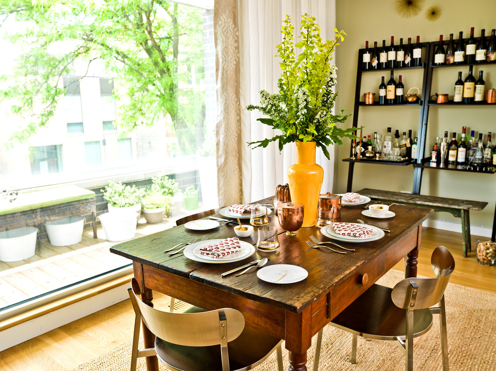 Idées déco pour une rideau de salle à manger contemporaine avec un mur vert et un sol en bois brun.