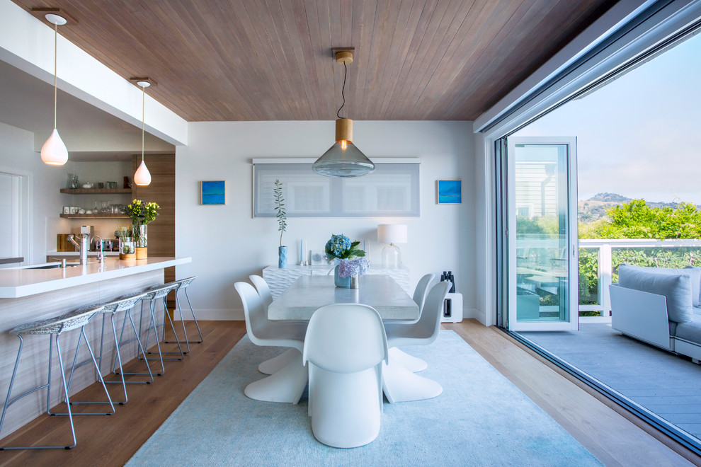 Стильный дизайн: гостиная-столовая в морском стиле с светлым паркетным полом и белыми стенами без камина - последний тренд