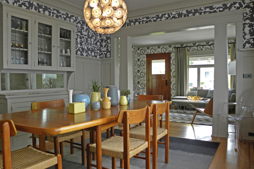 Aménagement d'une salle à manger victorienne avec un mur multicolore, un sol en bois brun et éclairage.