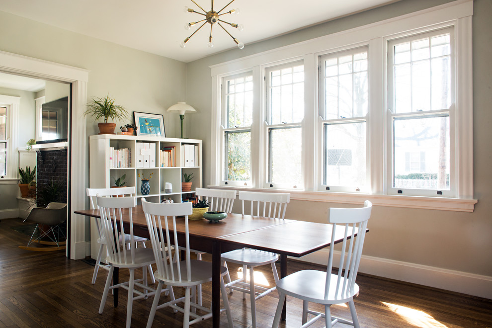 Источник вдохновения для домашнего уюта: столовая в стиле неоклассика (современная классика) с серыми стенами, паркетным полом среднего тона и коричневым полом
