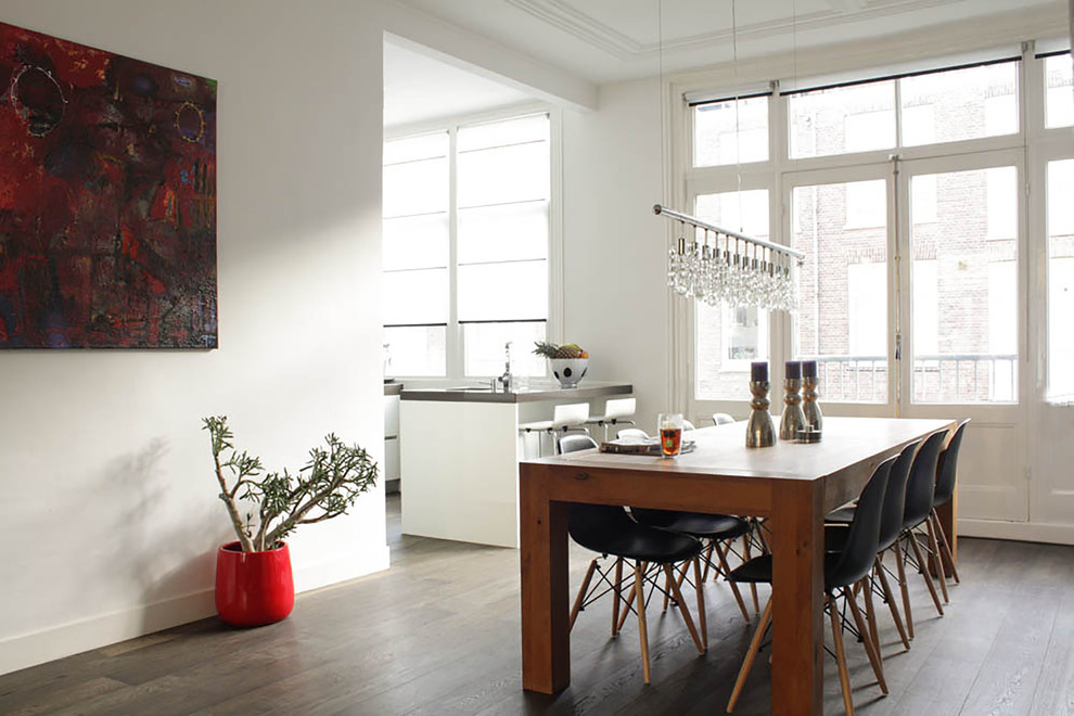 Стильный дизайн: кухня-столовая в стиле фьюжн с белыми стенами и темным паркетным полом - последний тренд