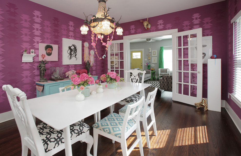 Стильный дизайн: столовая в стиле фьюжн с темным паркетным полом и розовыми стенами - последний тренд