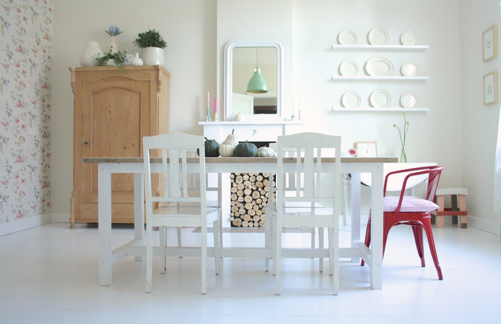 Стильный дизайн: столовая в стиле шебби-шик с белыми стенами и белым полом - последний тренд