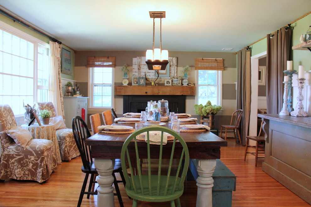 Ejemplo de comedor de estilo de casa de campo con paredes multicolor y suelo de madera en tonos medios
