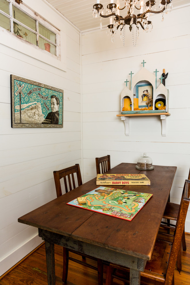 Foto de comedor de estilo de casa de campo con paredes blancas, suelo de madera en tonos medios y suelo marrón