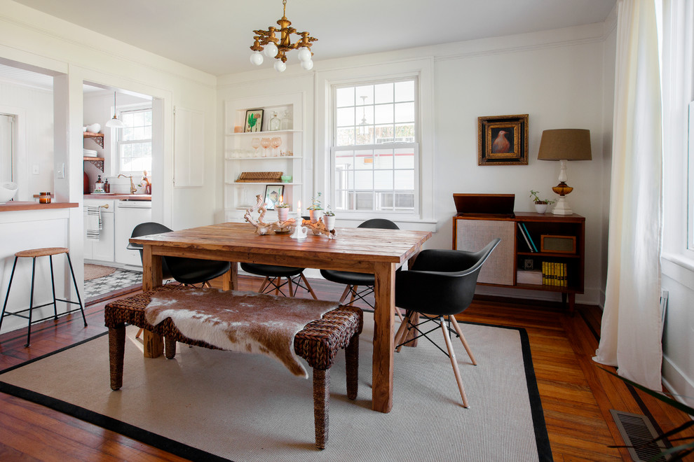 Ispirazione per una sala da pranzo country chiusa con pareti bianche, pavimento in legno massello medio e pavimento marrone