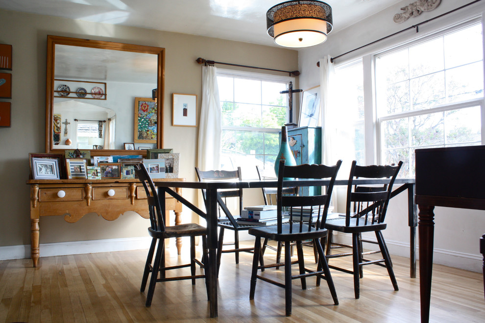 Immagine di una sala da pranzo stile marinaro con pareti beige e pavimento in legno massello medio