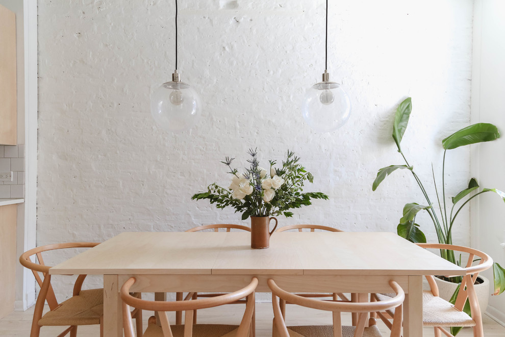 Foto di una sala da pranzo design con pareti bianche, nessun camino e pavimento beige