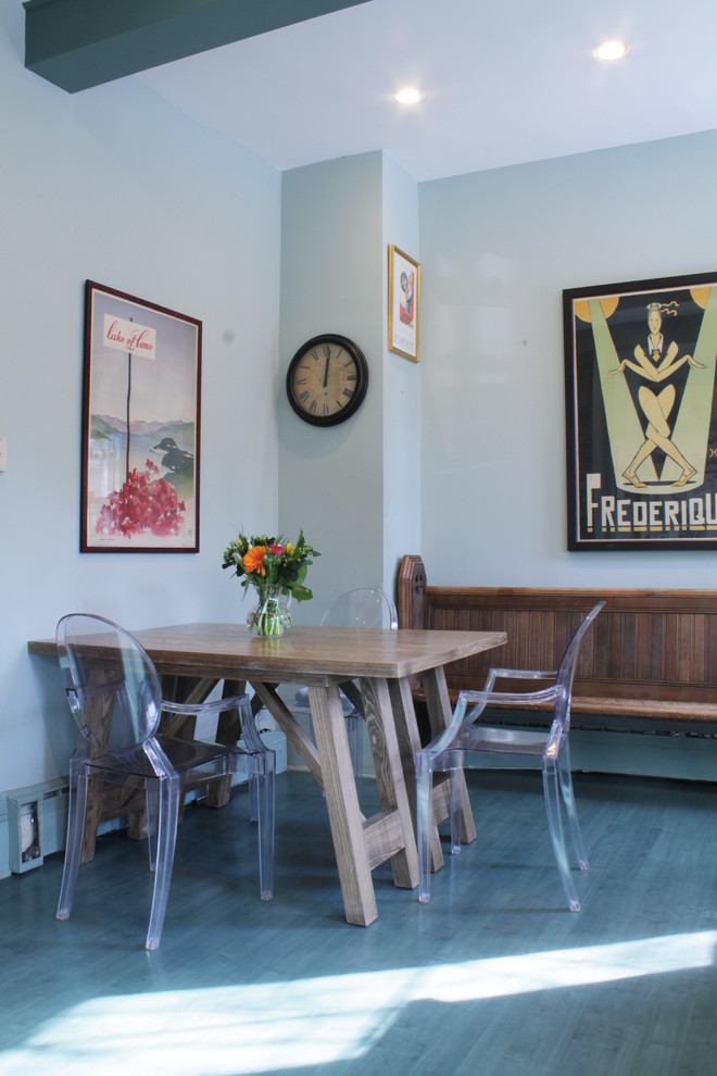 Immagine di una sala da pranzo bohémian con pareti blu e pavimento in legno massello medio
