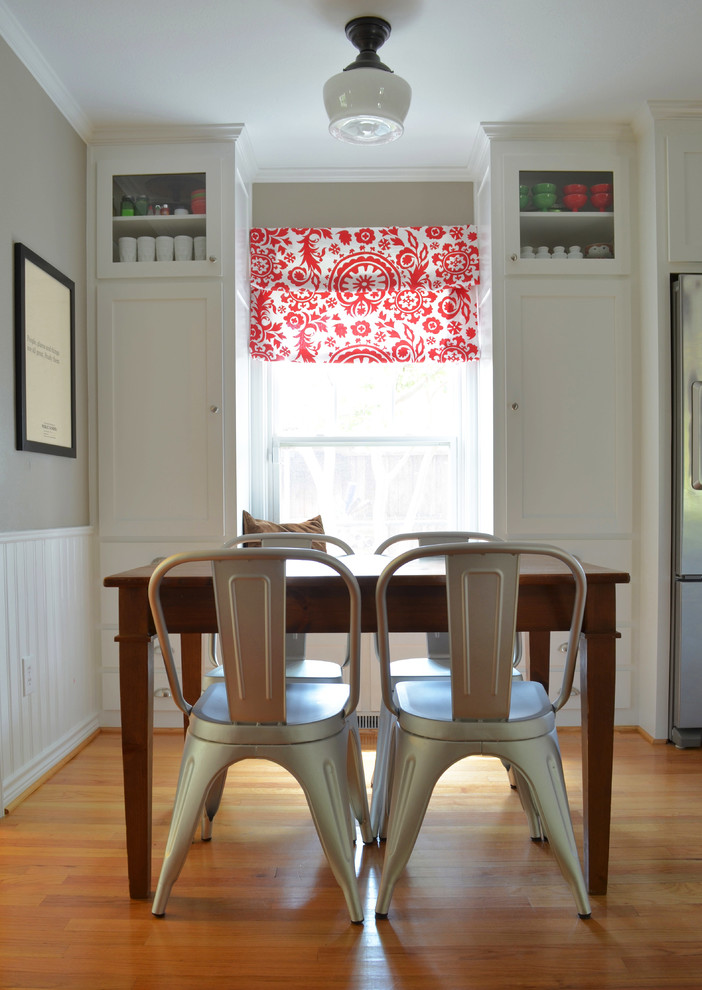 Exemple d'une rideau de salle à manger chic avec un mur gris.