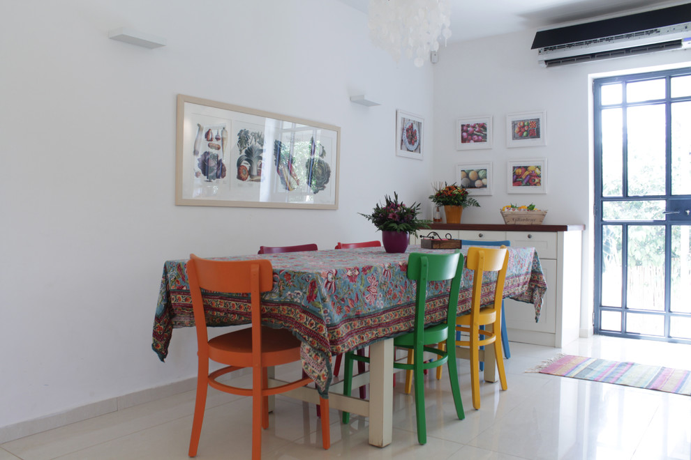 Immagine di una sala da pranzo bohémian con pareti bianche