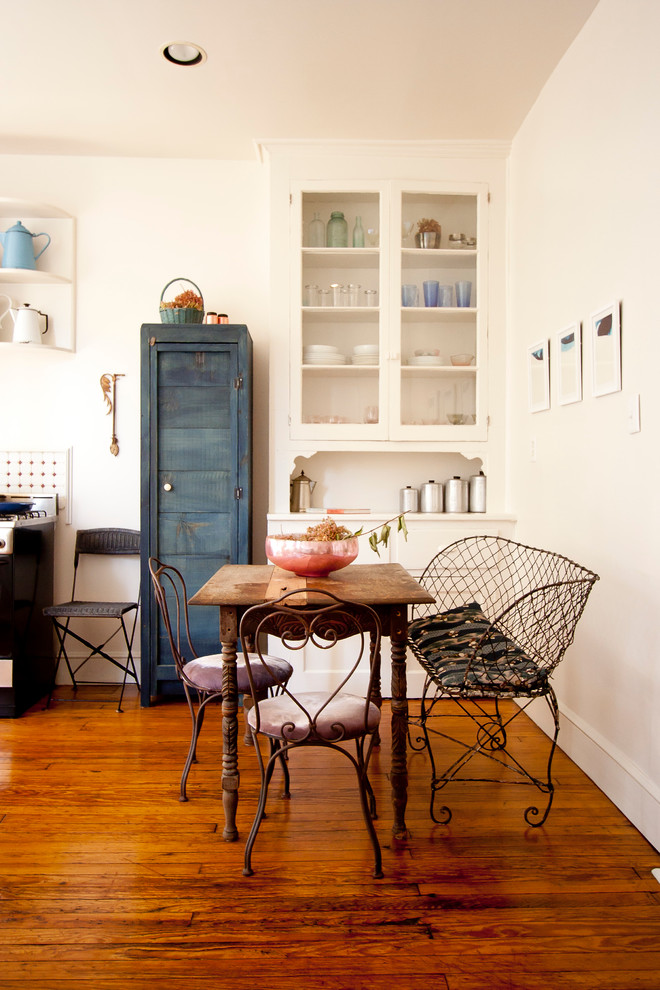 На фото: столовая в стиле шебби-шик с паркетным полом среднего тона и белыми стенами