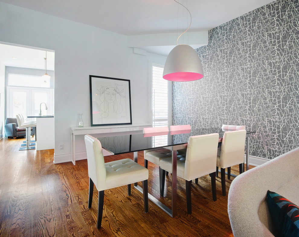 Idee per una sala da pranzo design di medie dimensioni con pareti multicolore, pavimento in legno massello medio e nessun camino