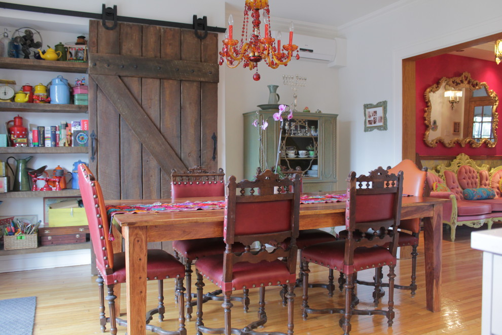 Exemple d'une salle à manger éclectique.