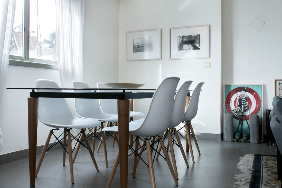 Photo of a contemporary dining room in Tel Aviv.