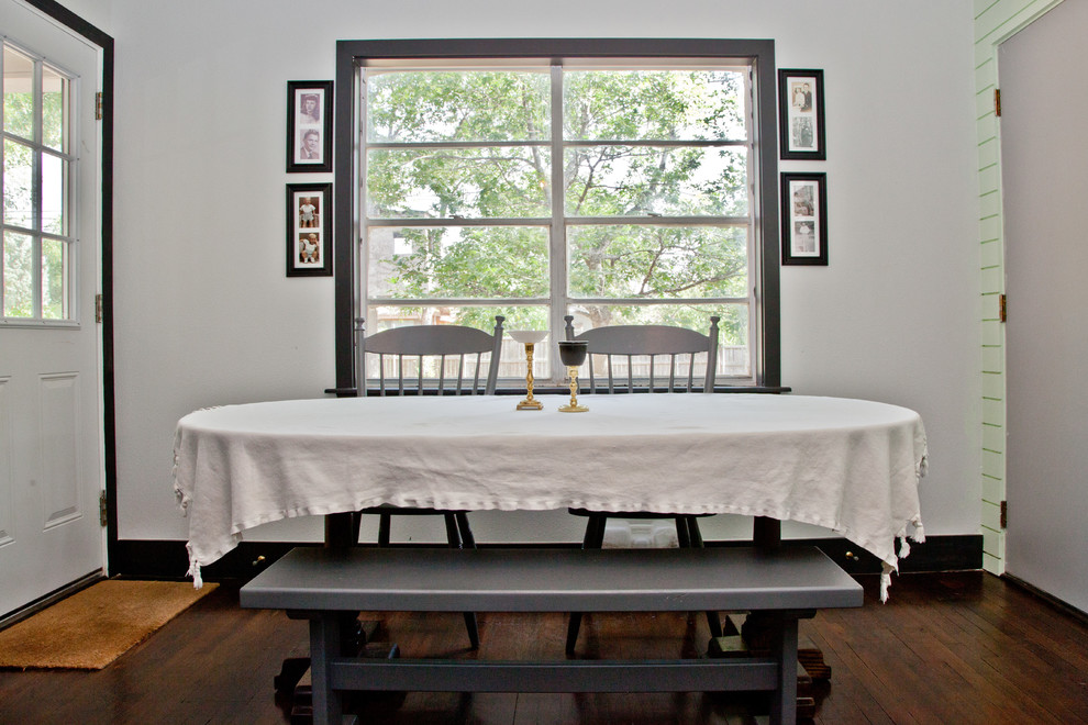 На фото: столовая в стиле фьюжн с белыми стенами и темным паркетным полом с