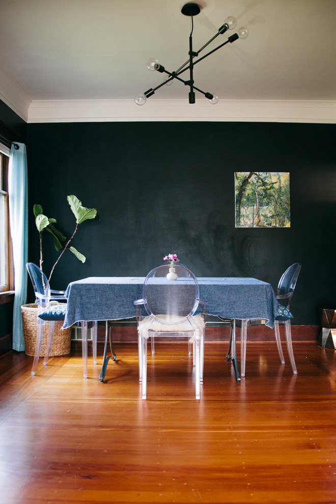 Geschlossenes, Mittelgroßes Stilmix Esszimmer mit schwarzer Wandfarbe und braunem Holzboden in Seattle