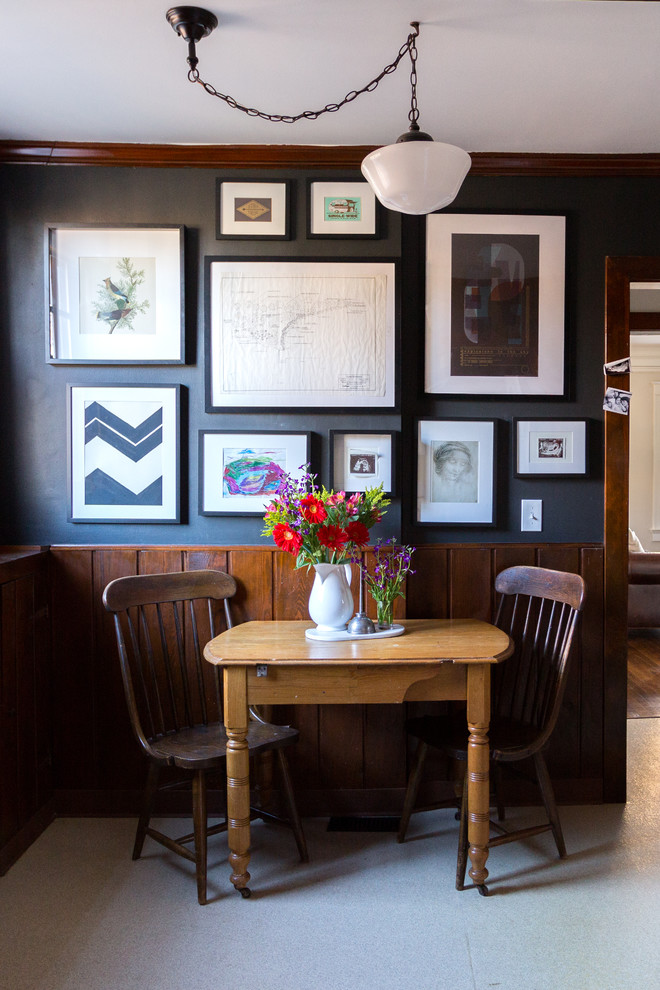 Inspiration pour une petite salle à manger ouverte sur la cuisine rustique avec un mur noir.