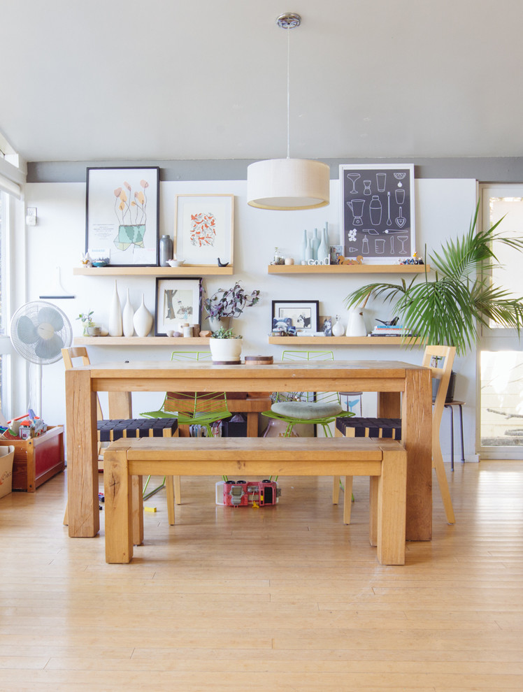 Imagen de comedor bohemio de tamaño medio con paredes blancas y suelo de madera clara