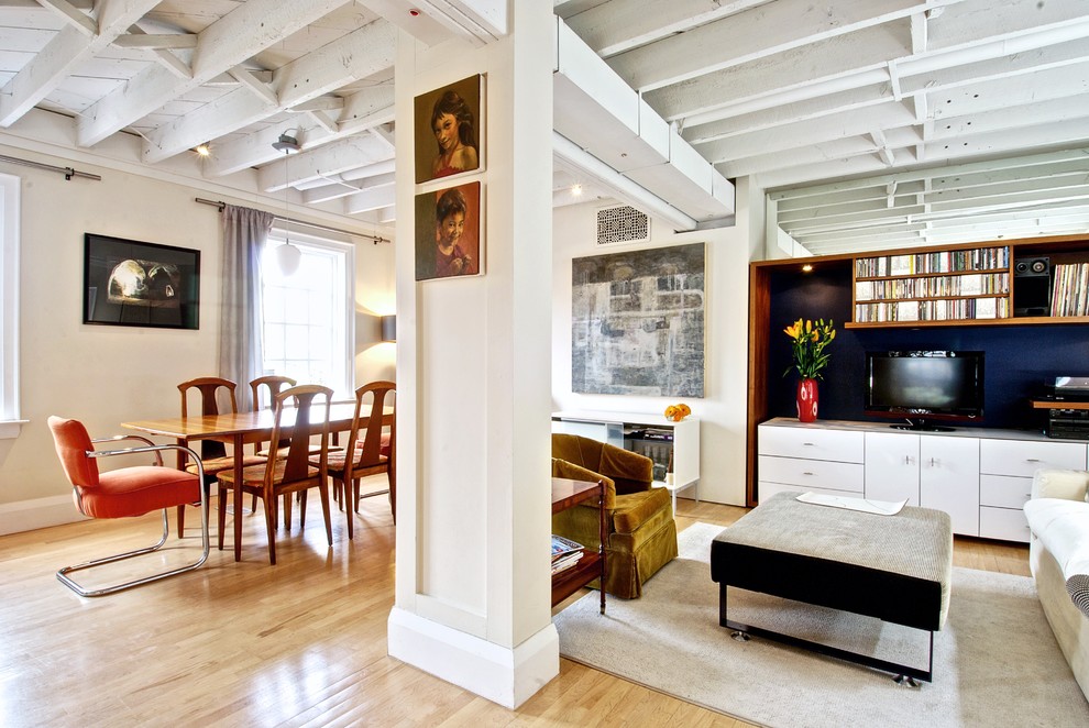Idée de décoration pour une salle à manger tradition avec un mur blanc et un sol en bois brun.