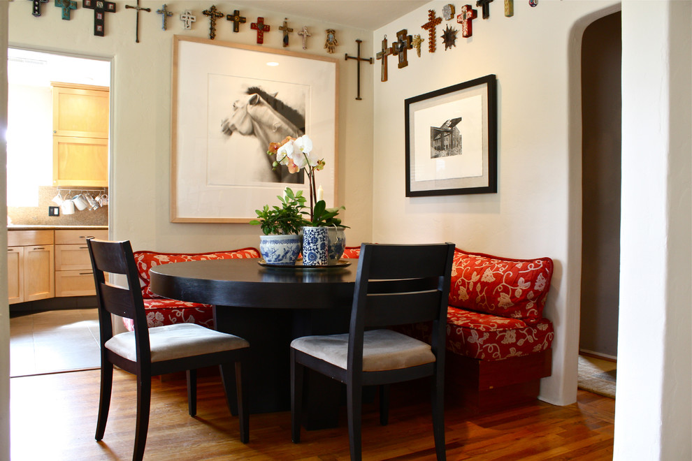 Immagine di una sala da pranzo stile marino con pareti grigie
