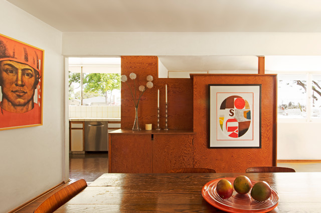 Estante flotante de pared de madera en pared de estuco organización de  almacenamiento para el hogar diseño interior de sala de estar moderna