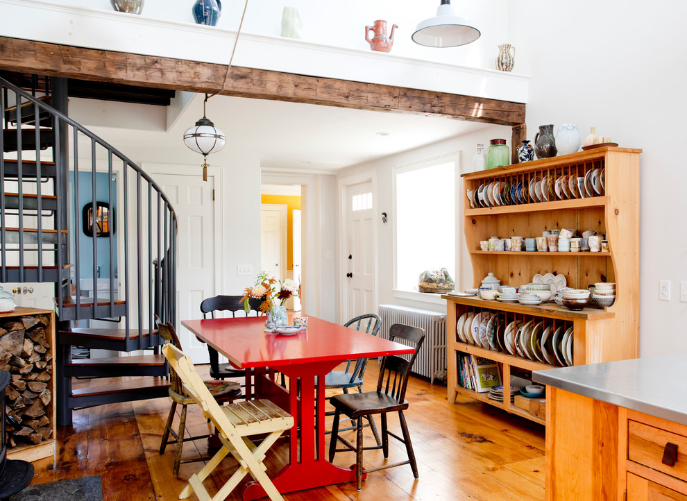 Foto de comedor de cocina bohemio con paredes blancas y suelo de madera en tonos medios