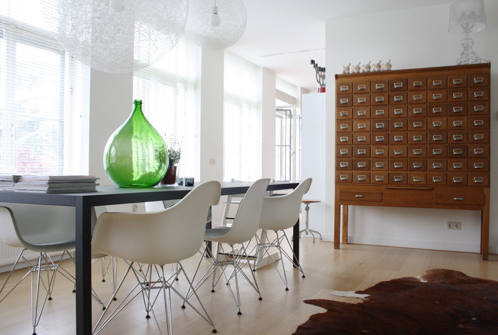 This is an example of a contemporary dining room in Amsterdam.