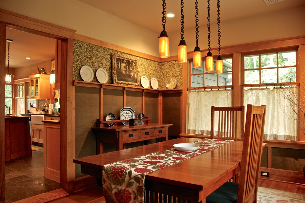 Esempio di una sala da pranzo stile americano con pareti beige e pavimento in legno massello medio