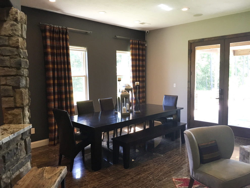 Immagine di una sala da pranzo aperta verso la cucina minimal di medie dimensioni con pareti grigie e pavimento in gres porcellanato