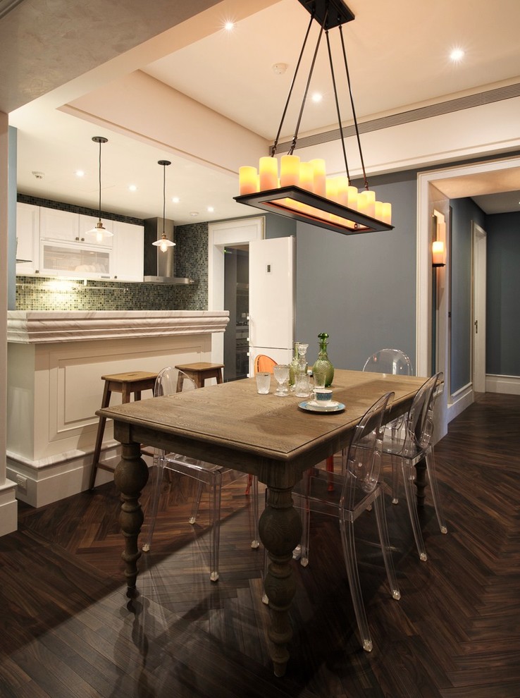 Stilmix Wohnküche mit grauer Wandfarbe und dunklem Holzboden in Sonstige