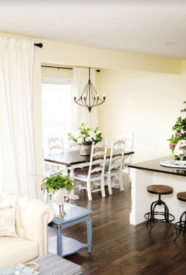Esempio di una sala da pranzo aperta verso il soggiorno classica di medie dimensioni con pavimento in laminato e pavimento marrone
