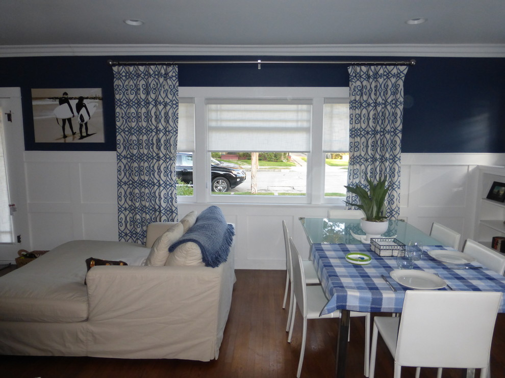 Foto di una grande sala da pranzo aperta verso il soggiorno stile marinaro con pareti blu, parquet scuro e nessun camino