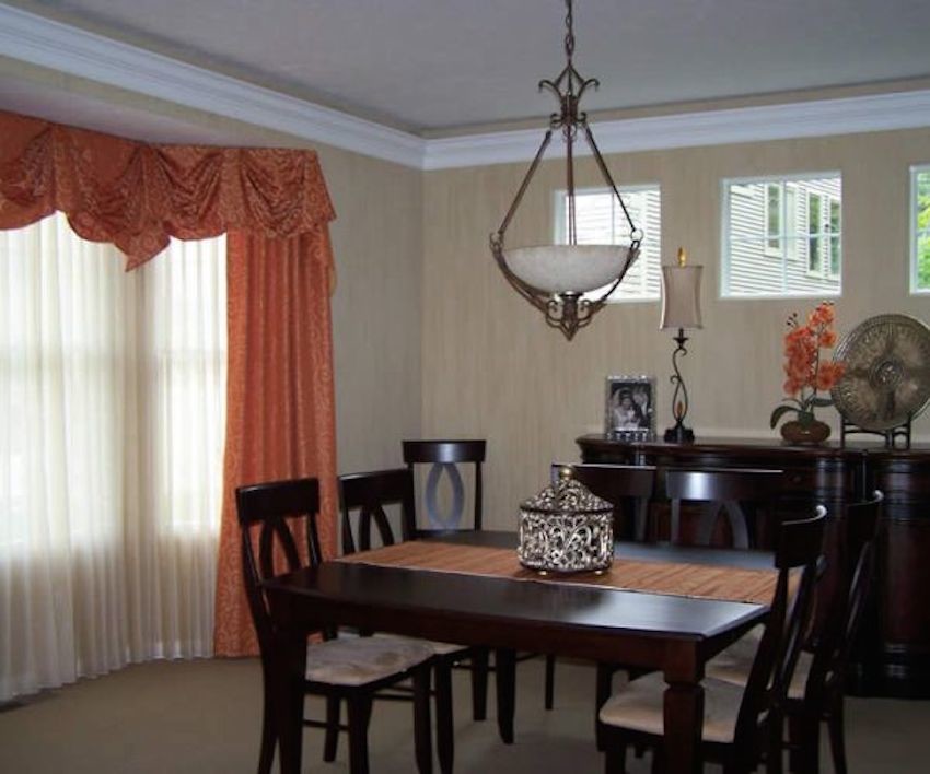 Exemple d'une salle à manger chic fermée et de taille moyenne avec un mur blanc, moquette et un sol beige.