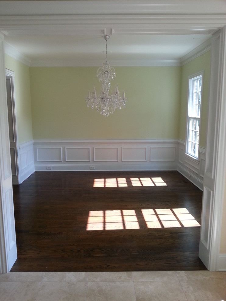 Geschlossenes, Großes Klassisches Esszimmer ohne Kamin mit grüner Wandfarbe und braunem Holzboden in Charlotte