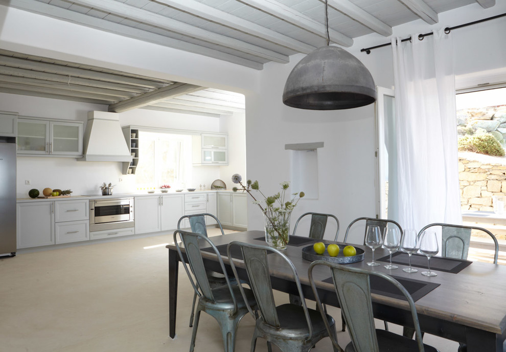 Свежая идея для дизайна: кухня-столовая в средиземноморском стиле с белыми стенами и бежевым полом - отличное фото интерьера