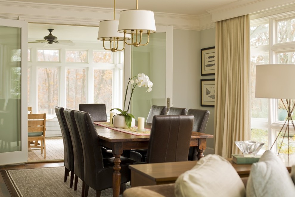 Inspiration pour une salle à manger ouverte sur le salon traditionnelle de taille moyenne avec un mur gris et parquet foncé.