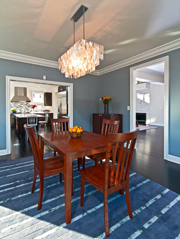 Immagine di una sala da pranzo chic chiusa e di medie dimensioni con pareti blu e parquet scuro