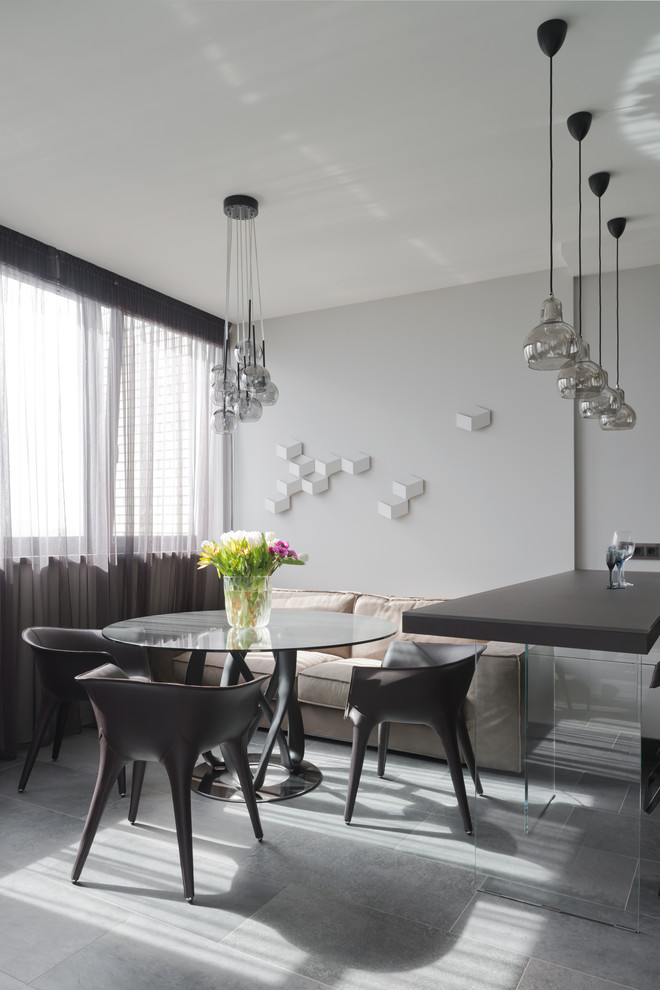 Offenes Modernes Esszimmer ohne Kamin mit grauer Wandfarbe in Sonstige