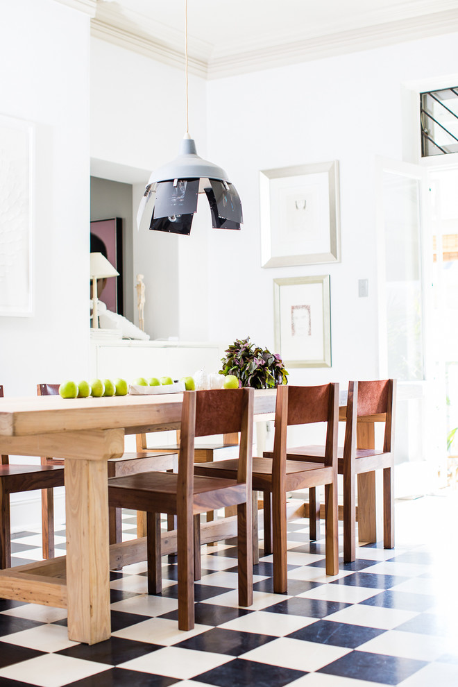 Foto di una sala da pranzo aperta verso la cucina contemporanea di medie dimensioni con pareti bianche e pavimento in linoleum