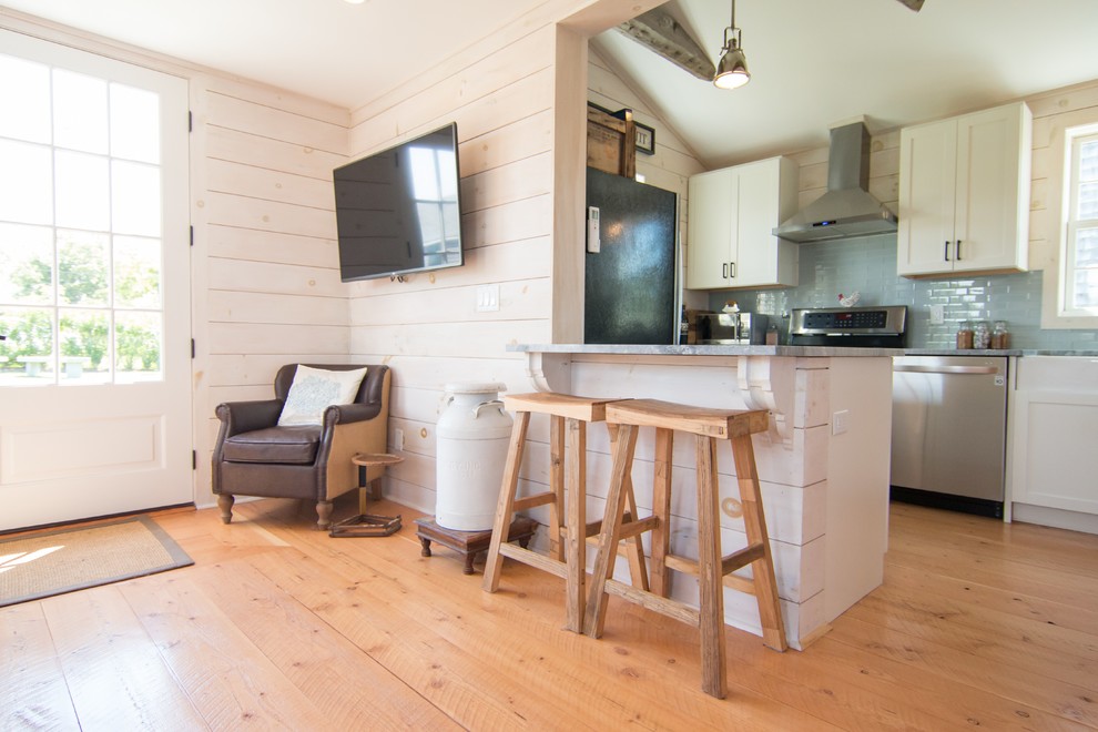 Стильный дизайн: маленькая кухня-столовая с бежевыми стенами, светлым паркетным полом и желтым полом для на участке и в саду - последний тренд