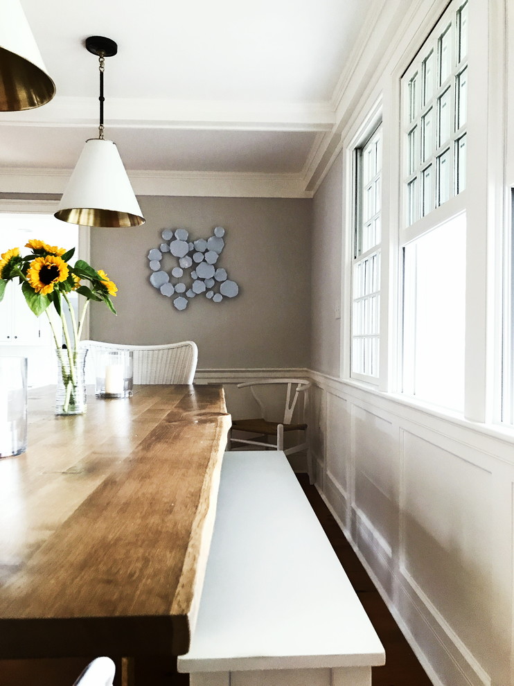 Ispirazione per una grande sala da pranzo aperta verso il soggiorno costiera con pareti grigie e pavimento in legno massello medio