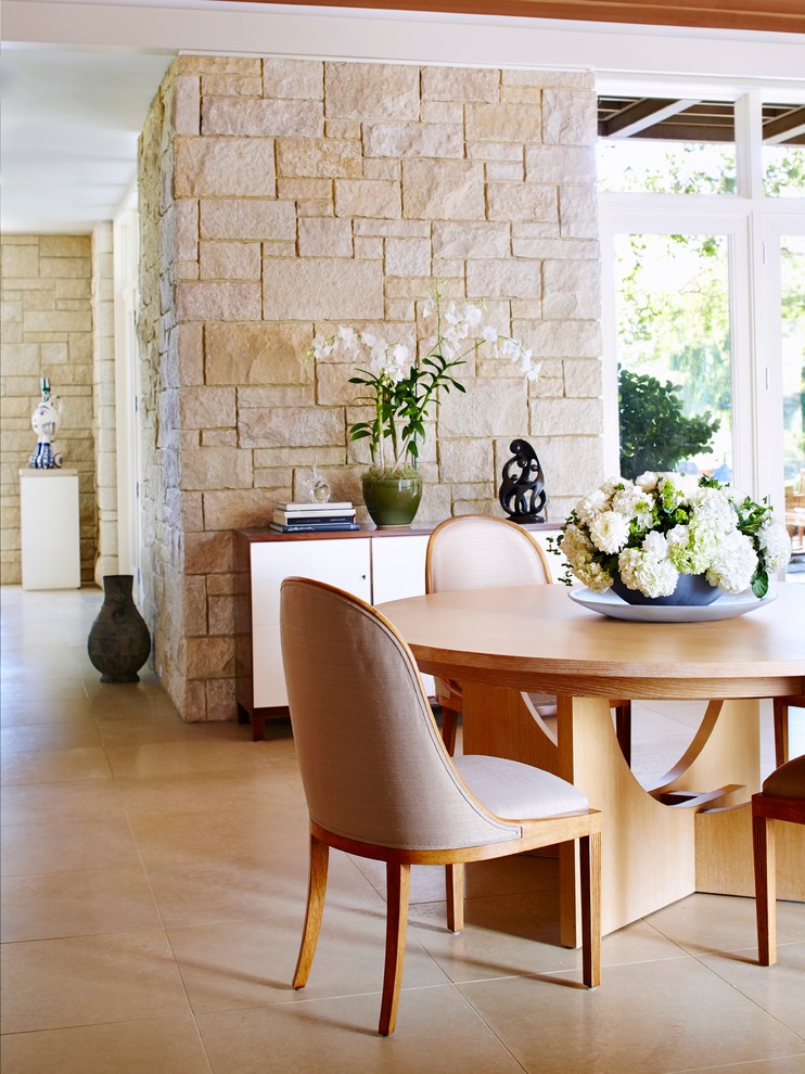 На фото: гостиная-столовая среднего размера в стиле неоклассика (современная классика) с бежевыми стенами и полом из керамогранита