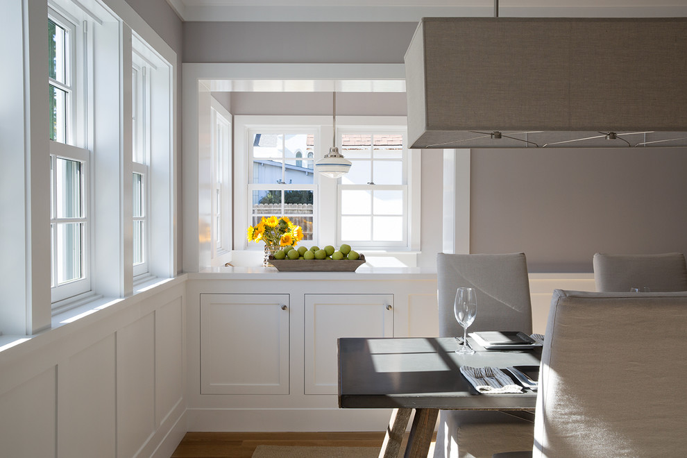 Пример оригинального дизайна: кухня-столовая среднего размера в стиле кантри с серыми стенами и светлым паркетным полом